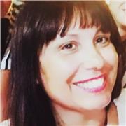 Maria, insegnante di sostegno online, aiuta bambini e ragazzi a scuola con metodi personalizzati e divertenti.